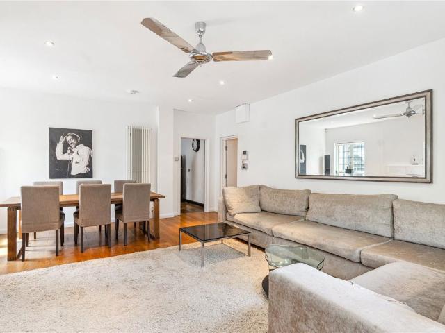 Apartment for rent in Brondesbury, Greater London