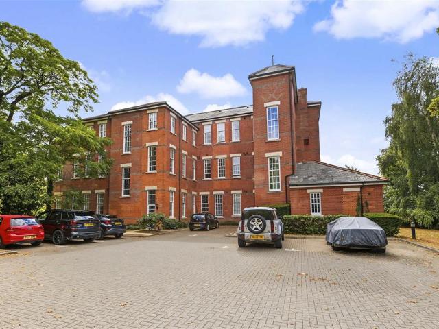Apartment for rent in Napsbury Park, Five Acres