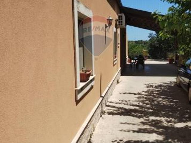 Locale Commerciale in vendita a Noto, Sicilia