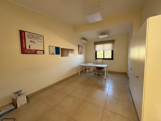 Locale Commerciale in affitto a Calabria, Catanzaro