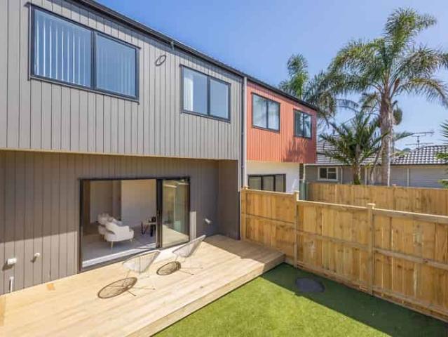 House for rent in Point England, Oroua County