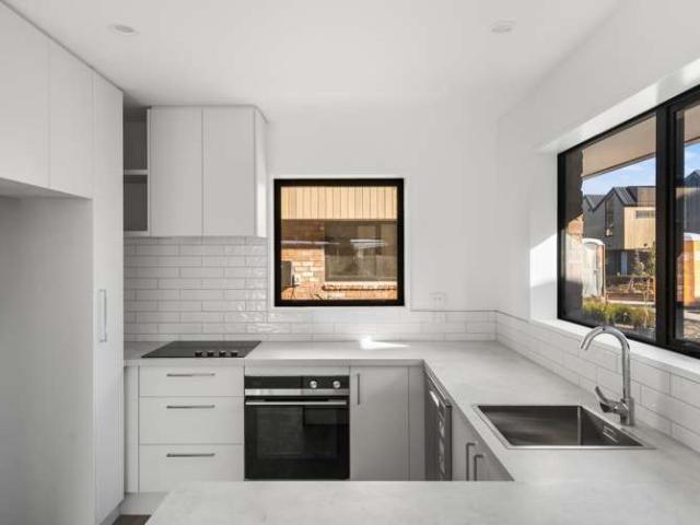 Townhouse for sale in Chaslands, Canterbury