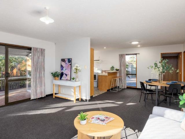 Townhouse for rent in Chaslands, Canterbury