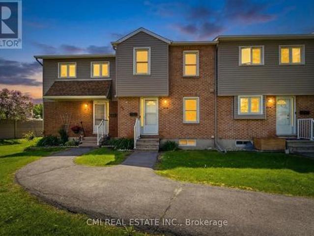 Townhouse for sale in Queenswood Heights, Ottawa