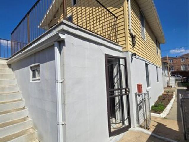 House for sale in The Bronx, Arverne