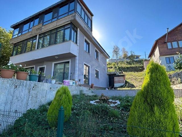 Yukarı, Başiskele içerisinde satılık Villa