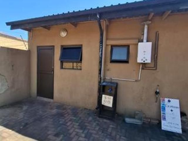 Apartment for rent in Robertsham, Johannesburg