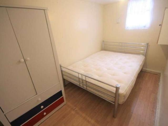 Studio for rent in Harehills, West Yorkshire