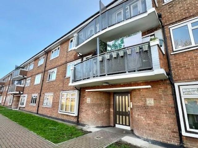 Apartment for rent in Elm Park, Greater London