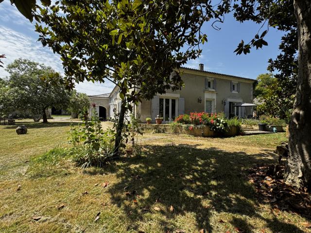 Château vente à France métropolitaine, Baignes-sainte-radegonde