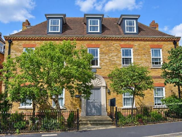 Apartment for rent in Weybridge, Elmbridge