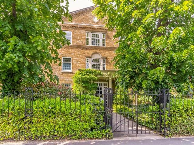 Apartment for rent in Blackhills, Surrey