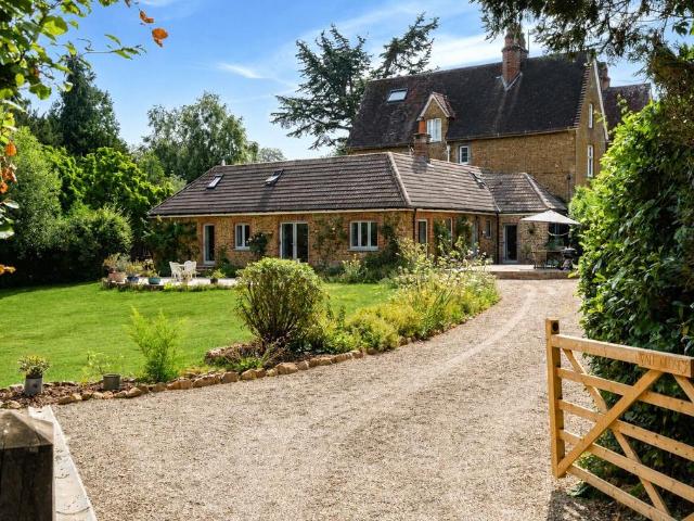 House for rent in Pachesham Park, Surrey