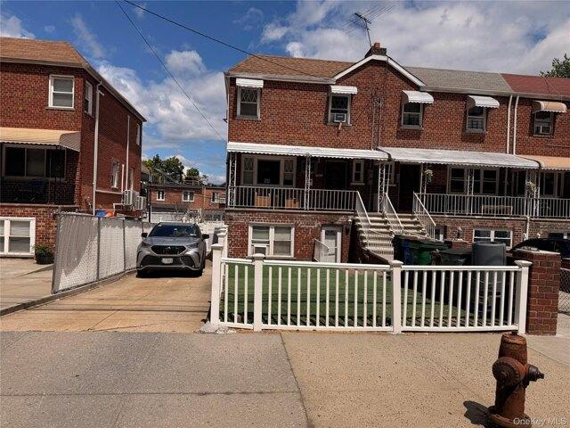 House for sale in The Bronx, Arverne