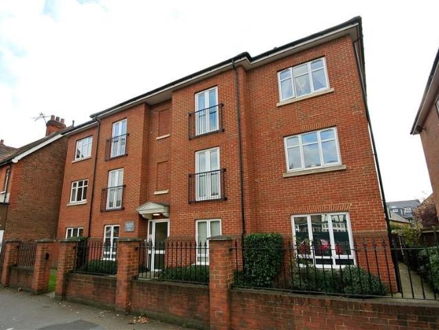 Apartment for rent in Blackhills, Surrey