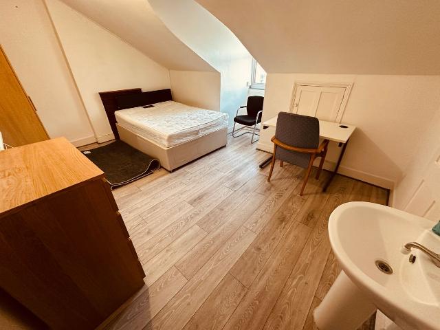 Room for rent in Fallow Corner, Greater London