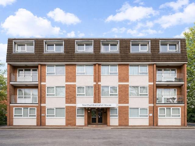 Apartment for rent in Fallow Corner, Greater London