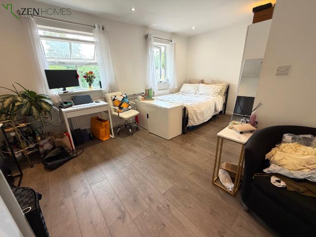 Room for rent in Colney Hatch, Greater London