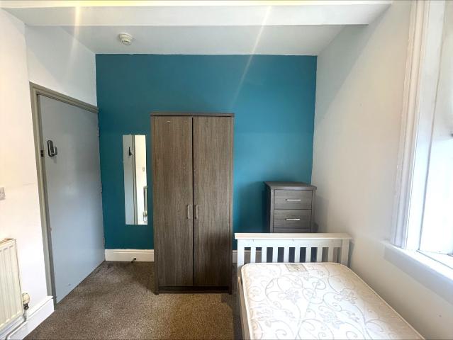 Room for rent in Wrenthorpe, West Yorkshire
