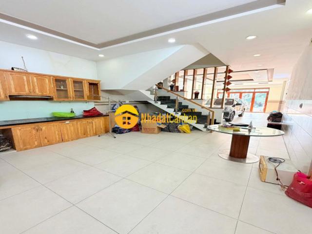 Nhà mặt phố bán
