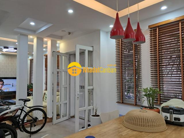 Nhà mặt phố bán