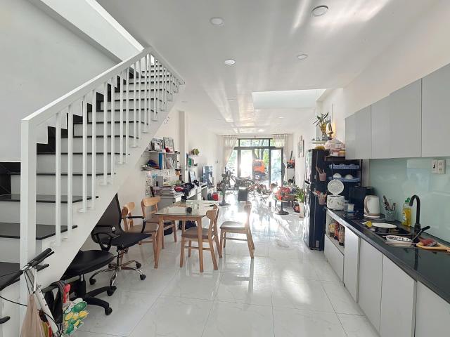 Nhà mặt phố bán