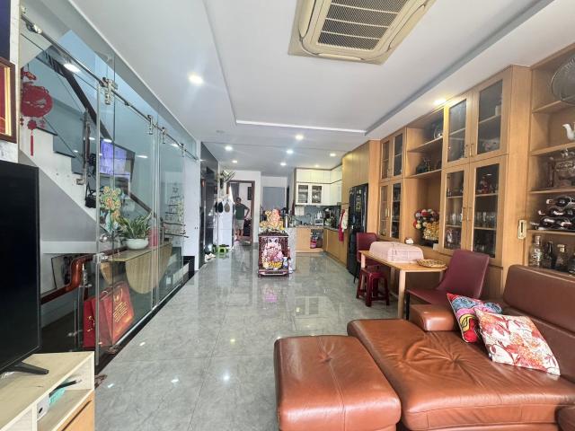 Nhà mặt phố bán