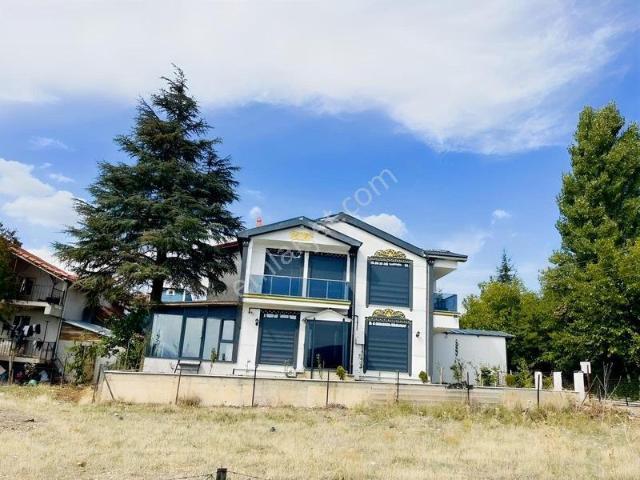 Banaz içerisinde satılık Villa