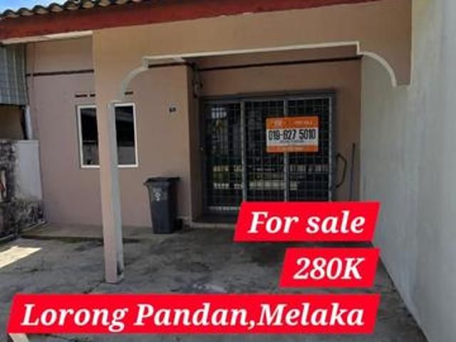 Terraced House for sale in Malaka