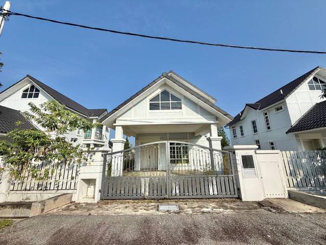 Bungalow for sale in Malaka