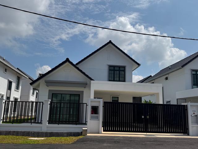 Bungalow for sale in Malaka