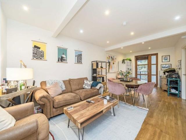 Apartment for rent in Brondesbury, Greater London