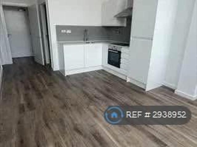 Apartment for rent in Stoneycroft, Calderstones