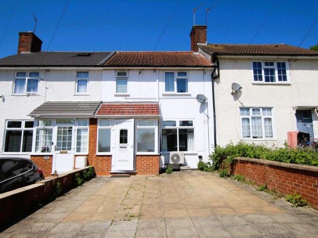 Apartment for rent in Burnt Oak, Greater London