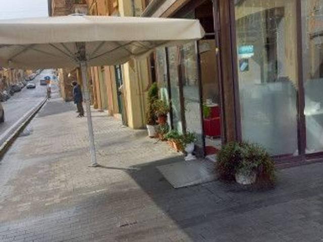Locale Commerciale in affitto a Marche, Ancona