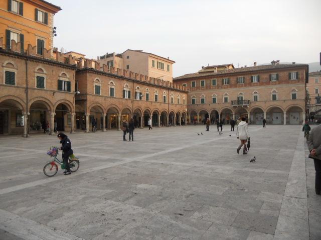 Locale Commerciale in vendita a Santa Maria Intervineas, Marche