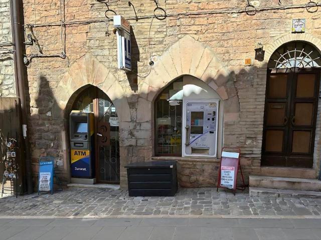 Locale Commerciale in vendita a Assisi, Umbria