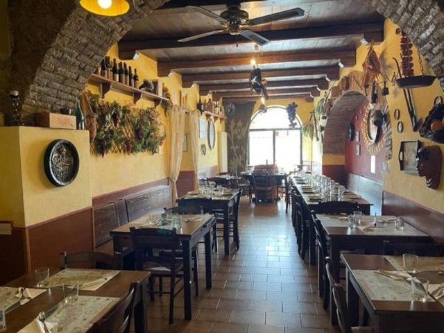Locale Commerciale in vendita a Assisi, Umbria