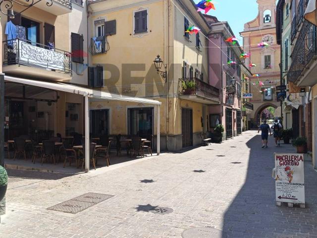 Locale Commerciale in vendita a Cairo Montenotte, Liguria