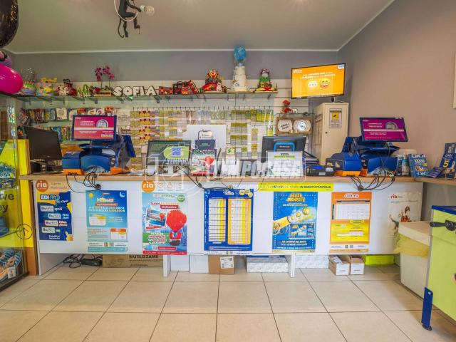 Locale Commerciale in vendita a San Marone, Marche