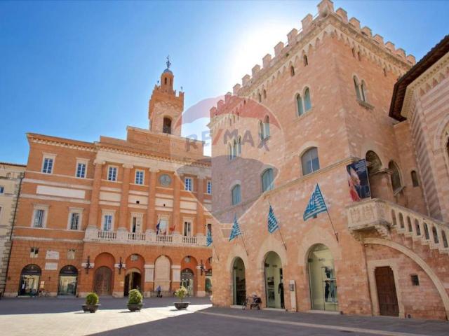 Locale Commerciale in vendita a Foligno, Umbria