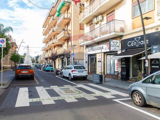 Locale Commerciale in vendita a Gravina Di Catania, Sicilia