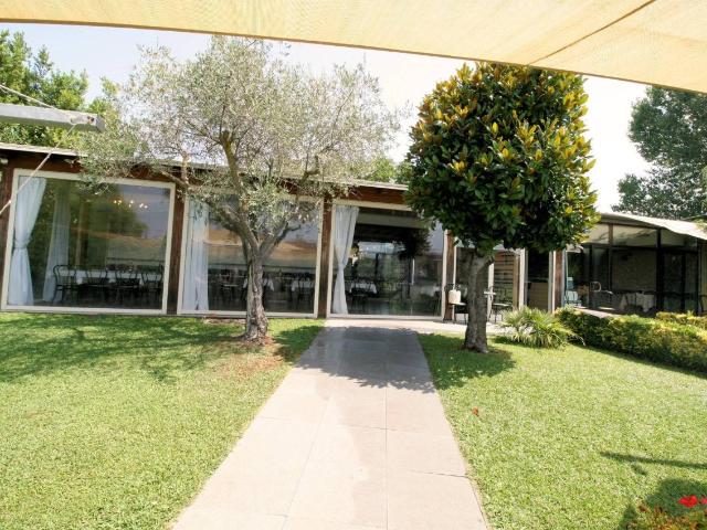 Locale Commerciale in vendita a Marina di Massa, Marina Di Massa