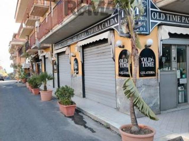 Locale Commerciale in vendita a Motta Sant'anastasia, Sicilia