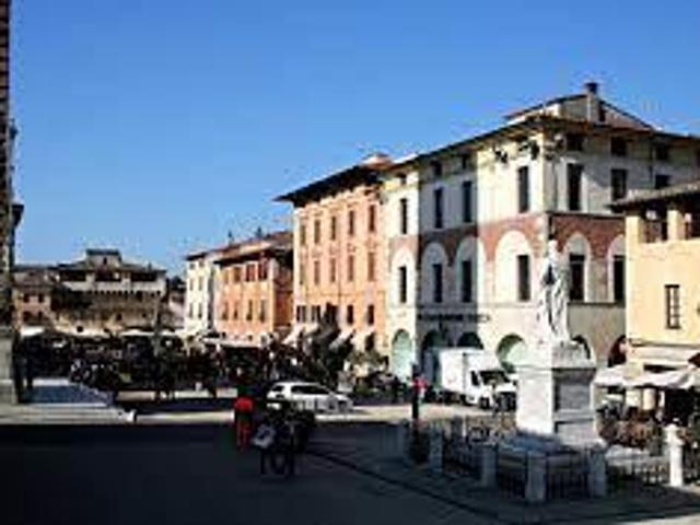 Locale Commerciale in vendita a Tonfano, Toscana