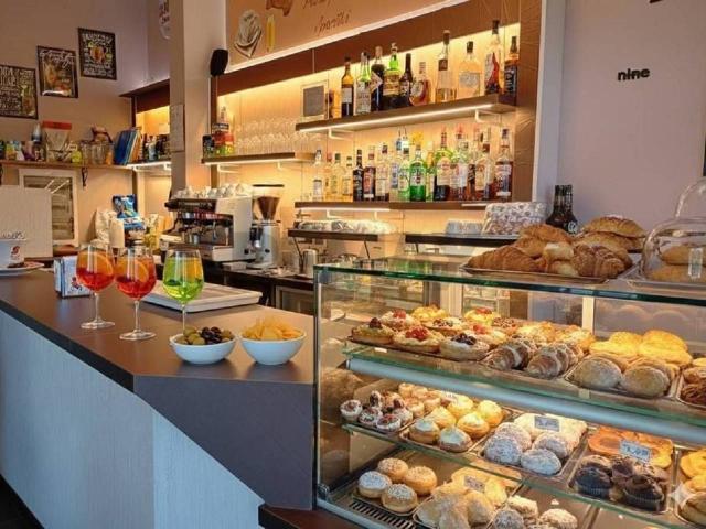 Locale Commerciale in vendita a Casermette, Pistoia