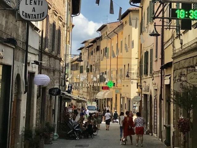 Locale Commerciale in vendita a Lecchi, Toscana