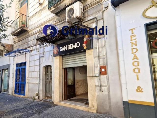 Locale Commerciale in vendita a Torre Annunziata, Campania