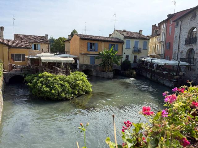 Locale Commerciale in vendita a Borghetto, Valeggio Sul Mincio