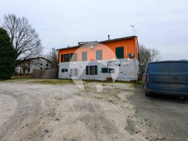 Locale Commerciale in vendita a Bassa Reggiana, Re